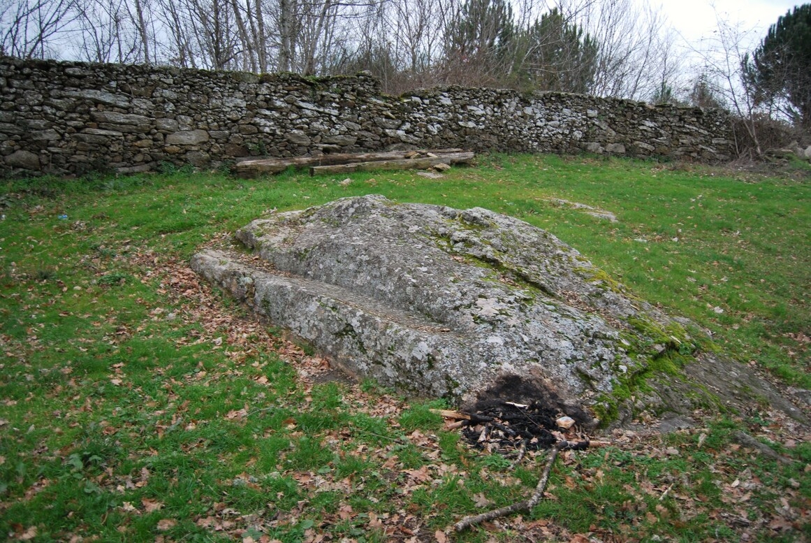 Banco de Pedra. Mosteiro de San Paio de Abeleda. Castro Caldelas. Ribeira Sacra. Ourense