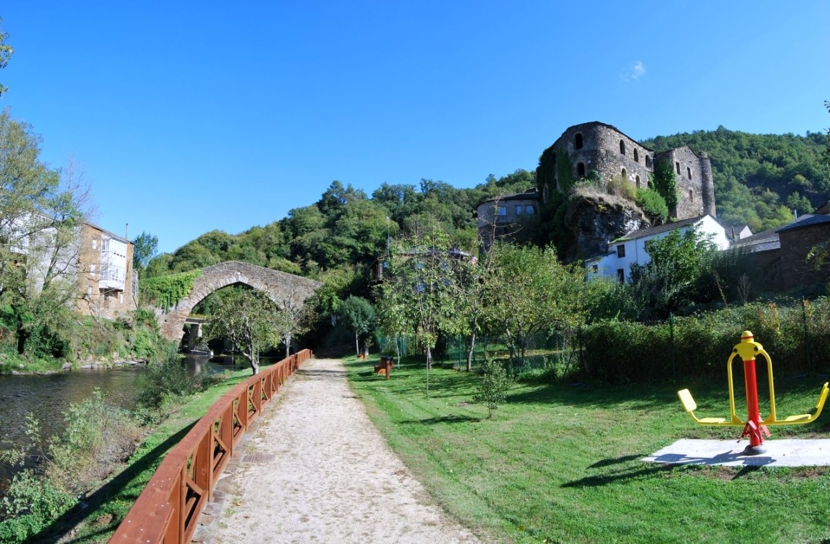 Castelo e ponte de Navia de Suarna. Ancares. Lugo. Galicia