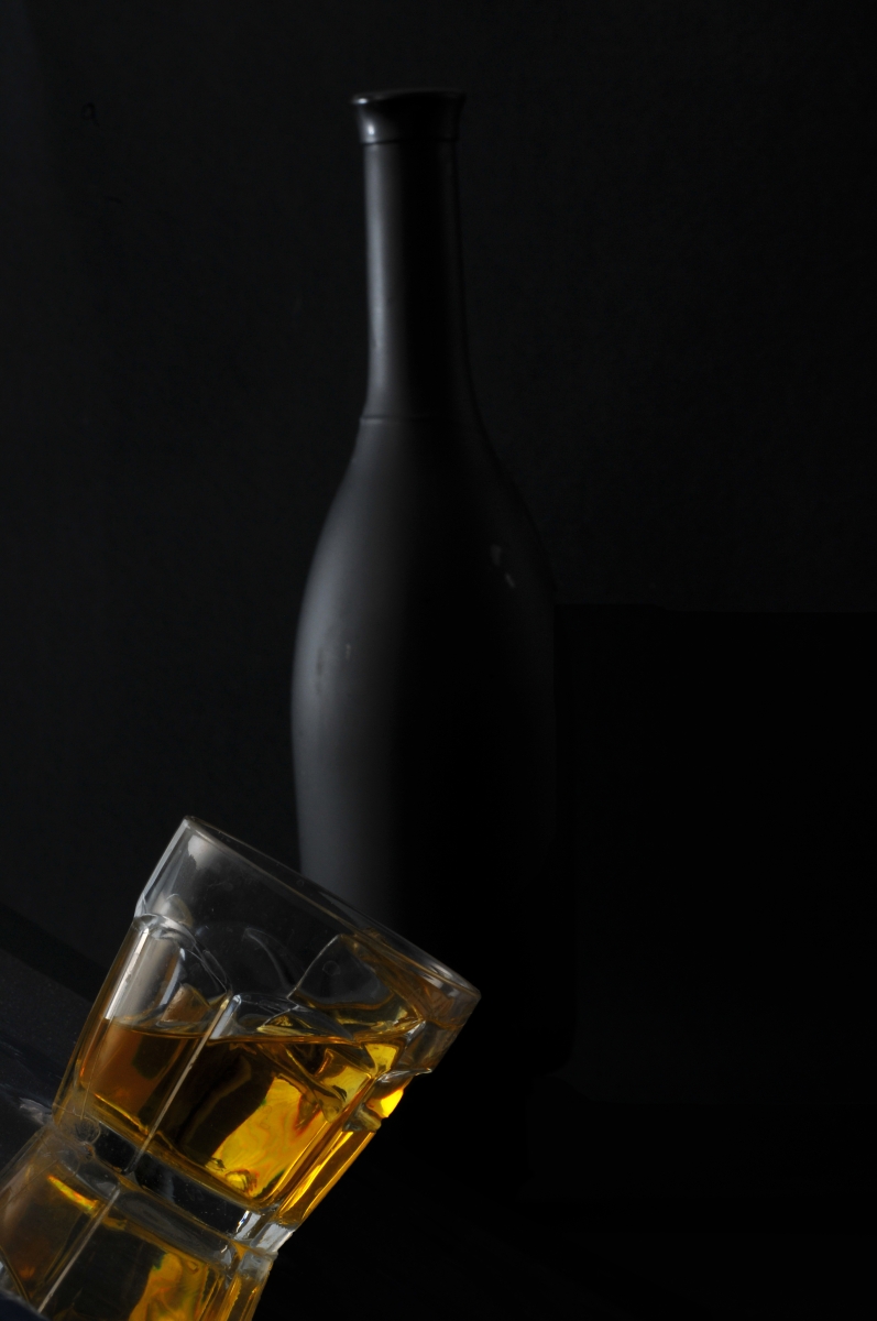 Bodegn botella y vaso