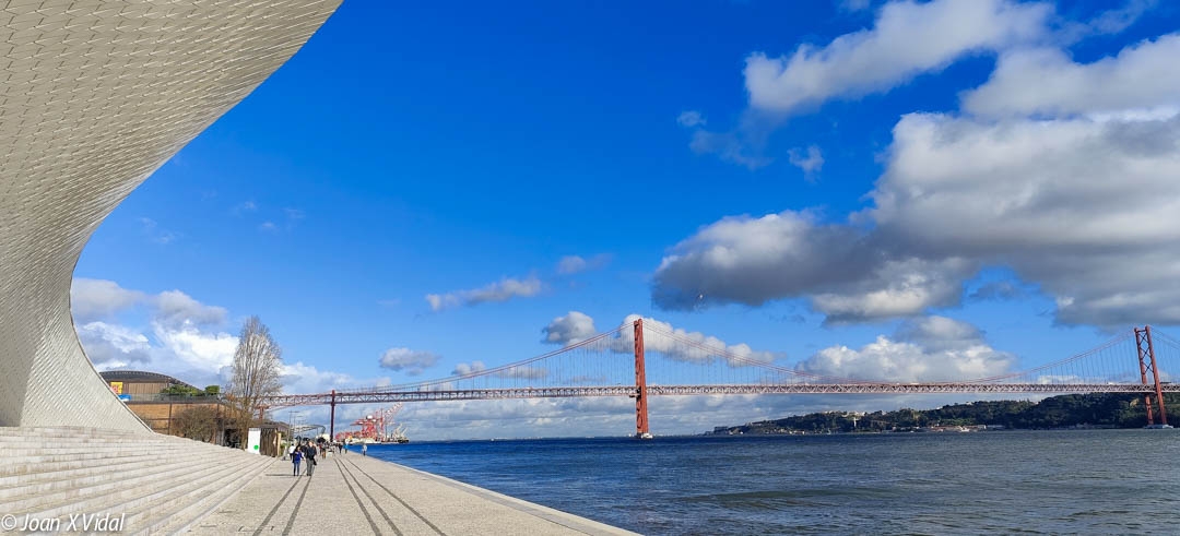 puente 25 de abril desde el Maat