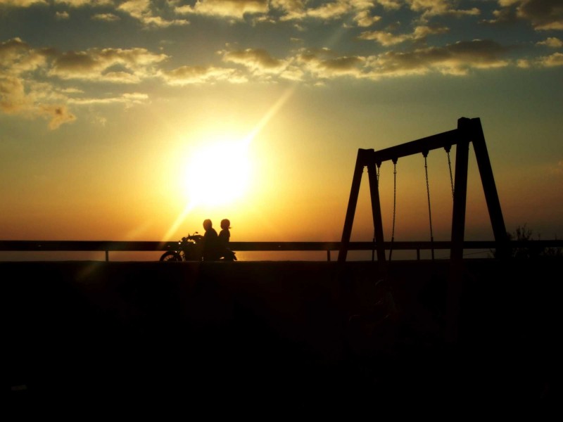 Mi moto,el sol y un camino por recorrer