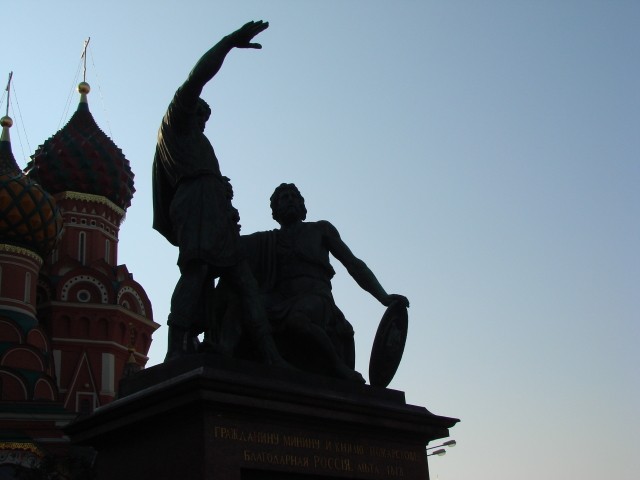 Silueta de estatua de erigida en honor a Dmitry Pozharsky y Kuzma Minin