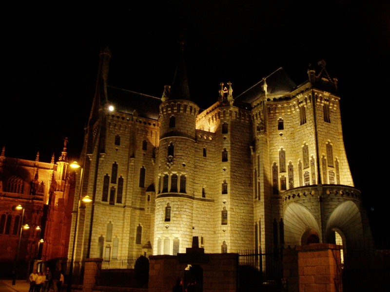 Palacio de Gaud amarillo