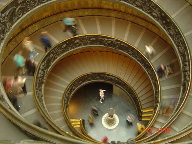 escalera museo capilla sixtina