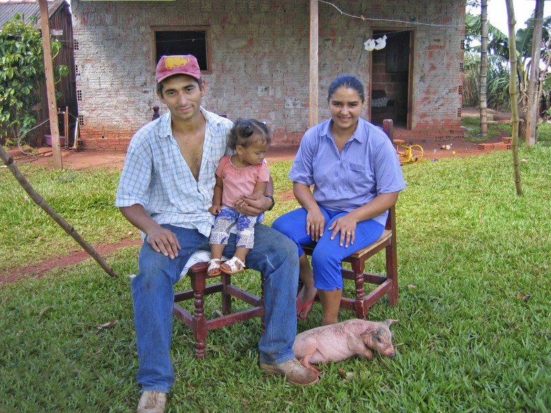 joven familia paraguaya