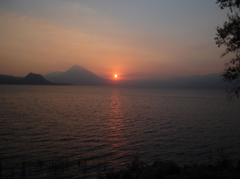 Volcanes al Atardecer del Lago de Atitln