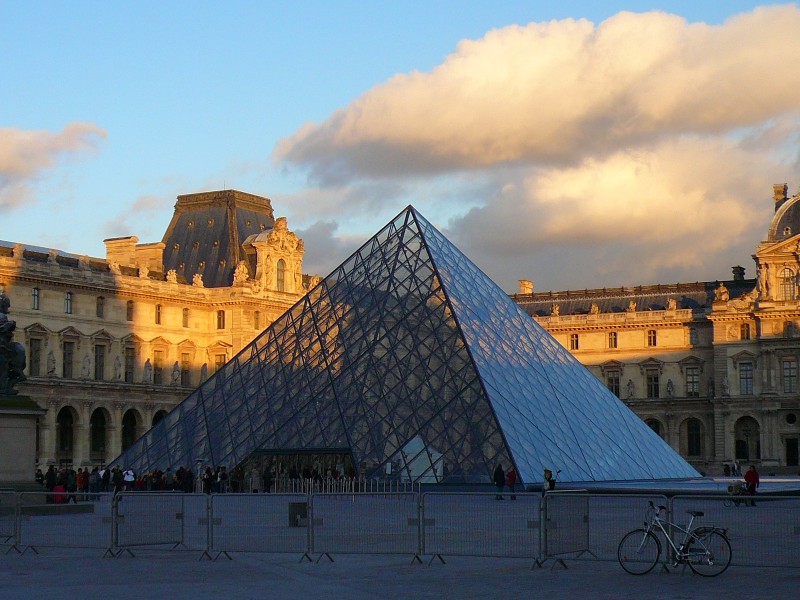 LA PIRAMIDE DEL LOUVRE