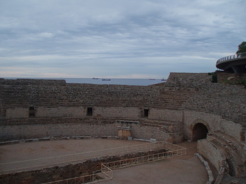 Anfiteatro Romano, mar y carretera
