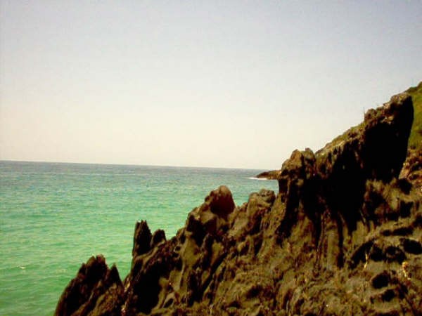 Rocas en un mar verdiazul