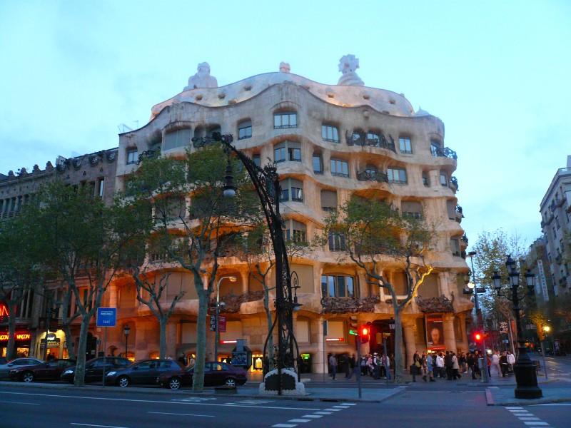 LA PEDRERA AL ATARDECER