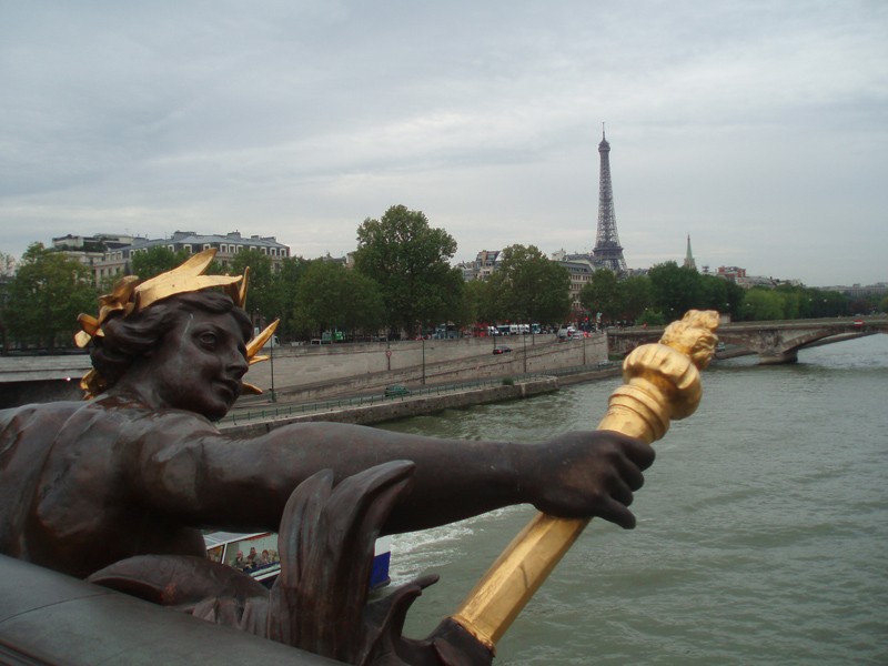 La Torre desde un puente del Sena