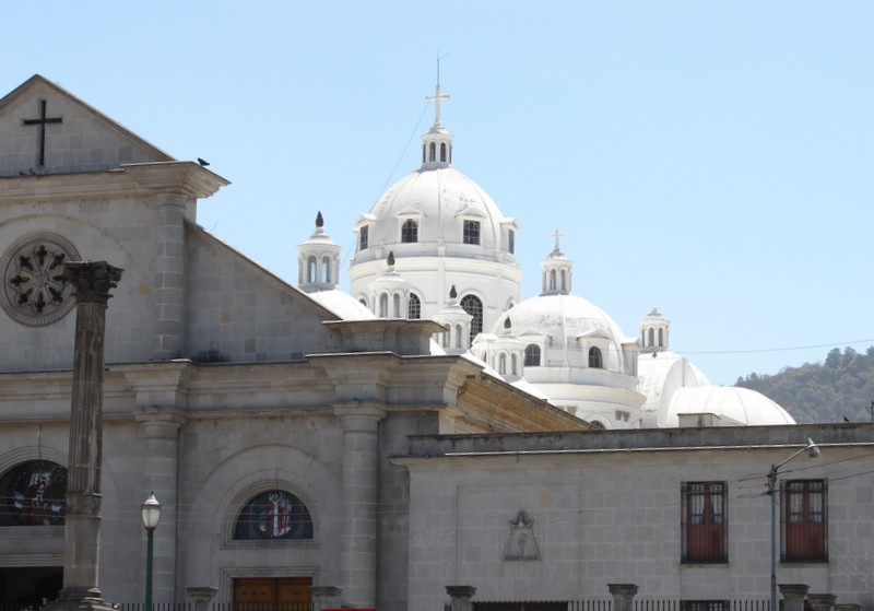 Las cupulas blancas de la catedral de Xela