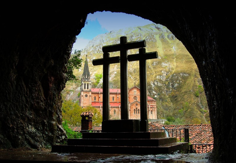 Tres Cruces en la Cueva