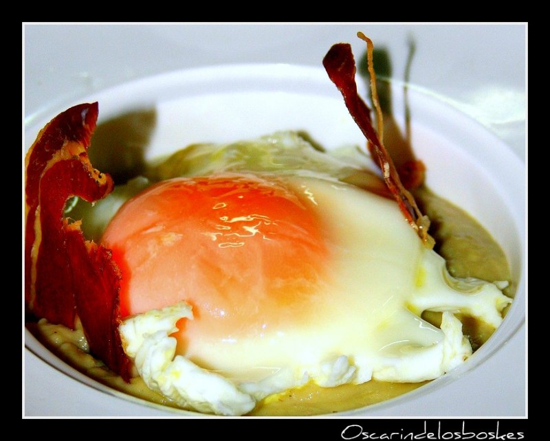Hoy Tenemos...Huevo Poche con crujiente de Iberico,sobre un lecho de crema de Alcachofas.