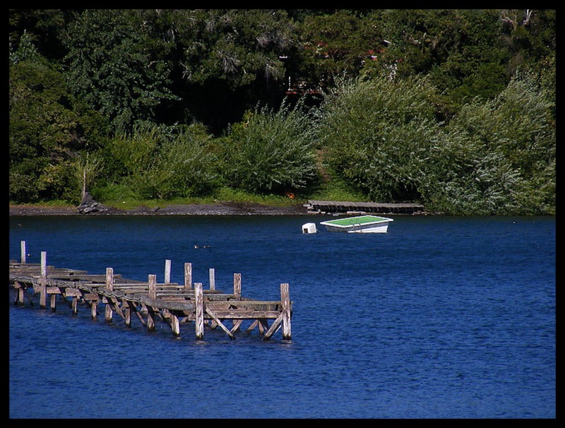 Muelle viejo, piscina, lago y casa escondida