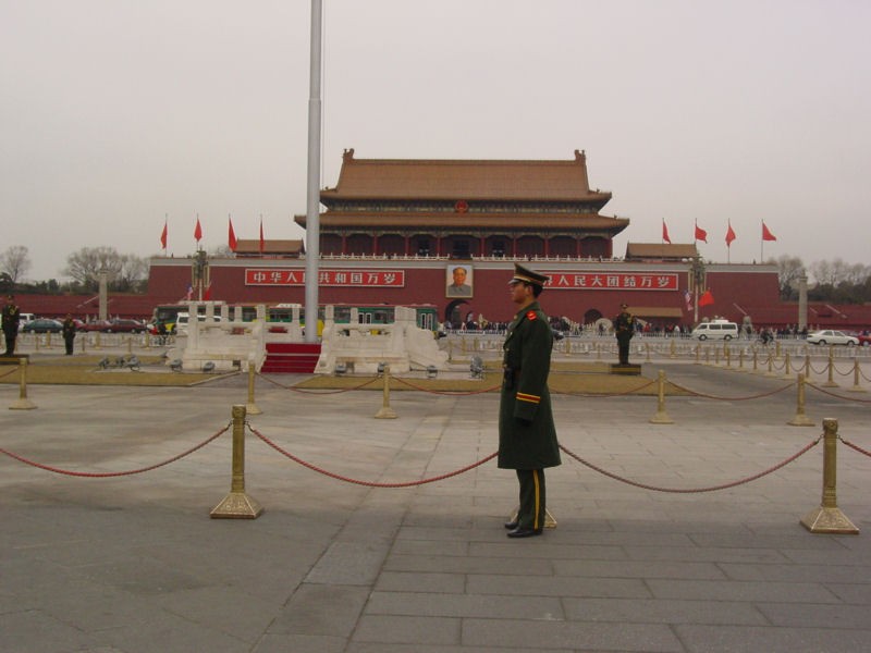 Plaza Tiananmem. Soldados posicin firmes
