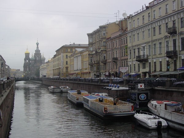 Canal San Petersburgo, al fondo la iglesia de la Resureccin de Jesucristo