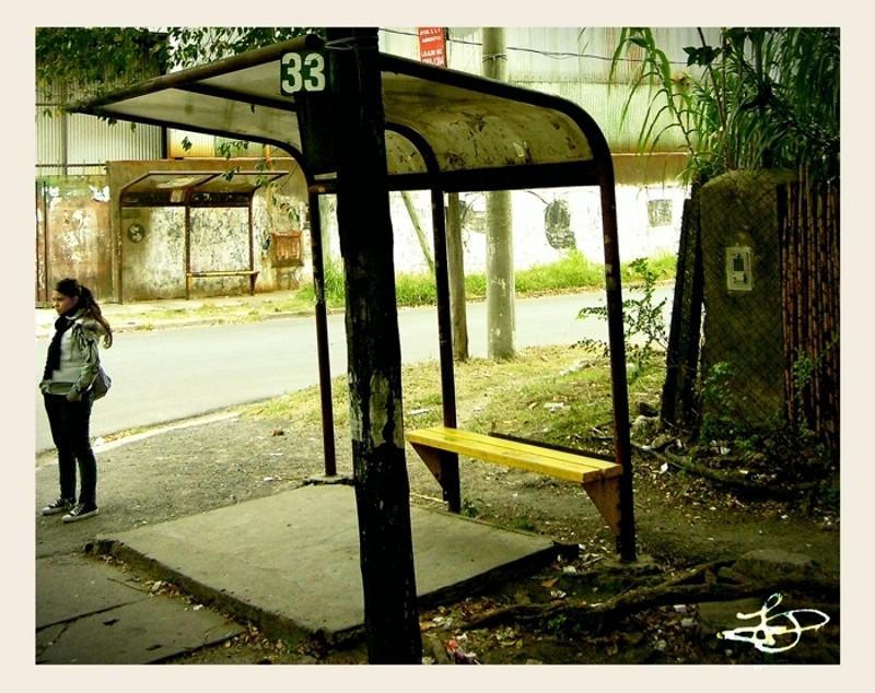 ESPERANDO EL BUS