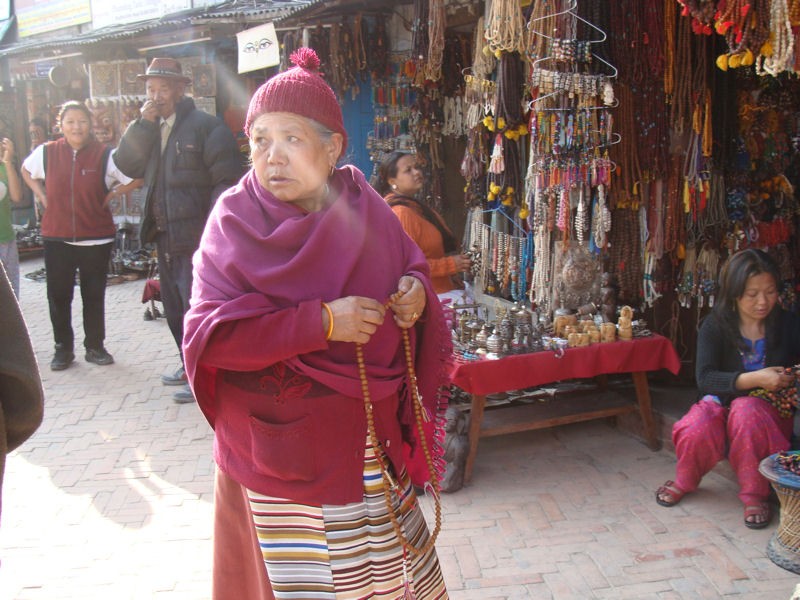 Monja tibetana con su rosario