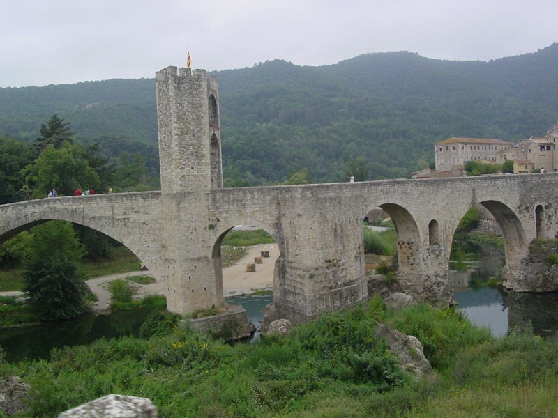 El histrico puente medieval de Besal