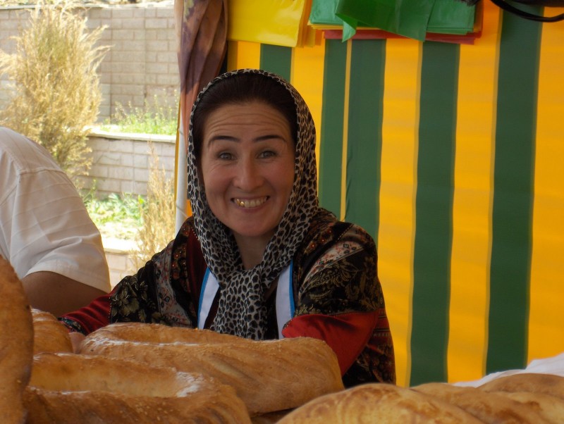 La sonrisa de la vendedora de pan en Tashkent