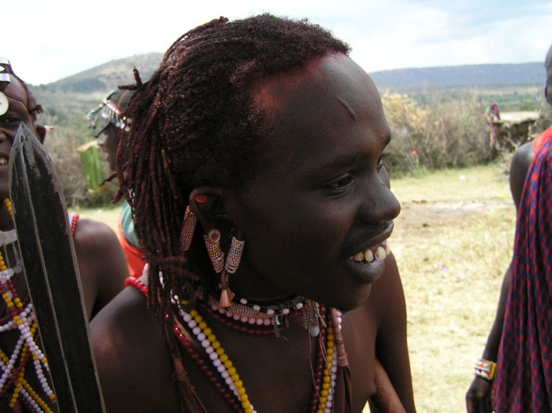 Un guerrero masai sonriente