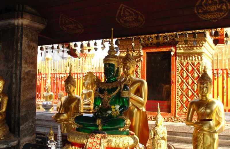 Buda rodeado por sus sirvientes