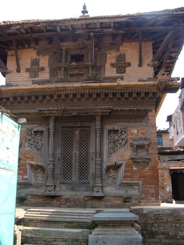 Elaborados relieves de madera en una casa nepal
