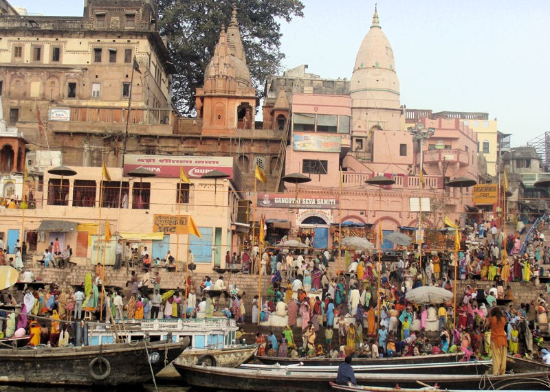 Al amanecer la multitud espera el momento para entrar en el ro sagrado Ganges