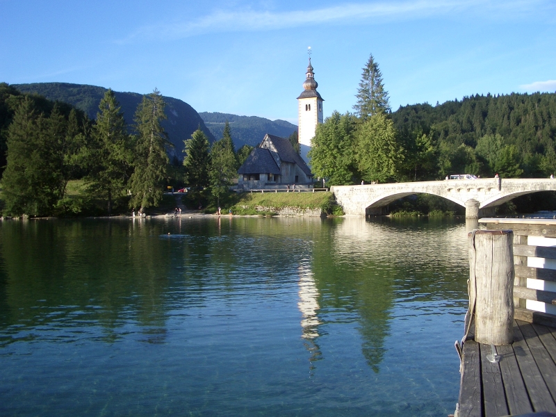 iglesia en el lago