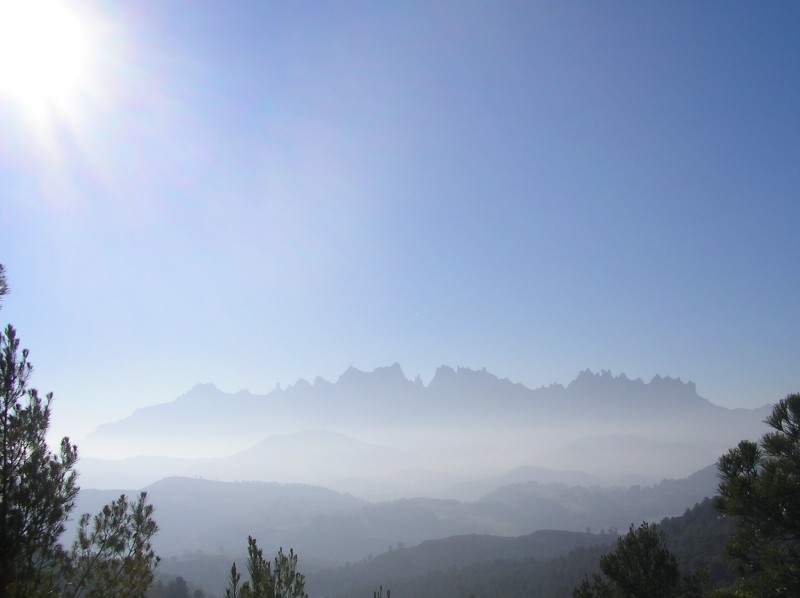 montserrat con niebla