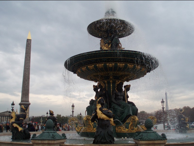 Fuente, obelisco con pinceladas de oro