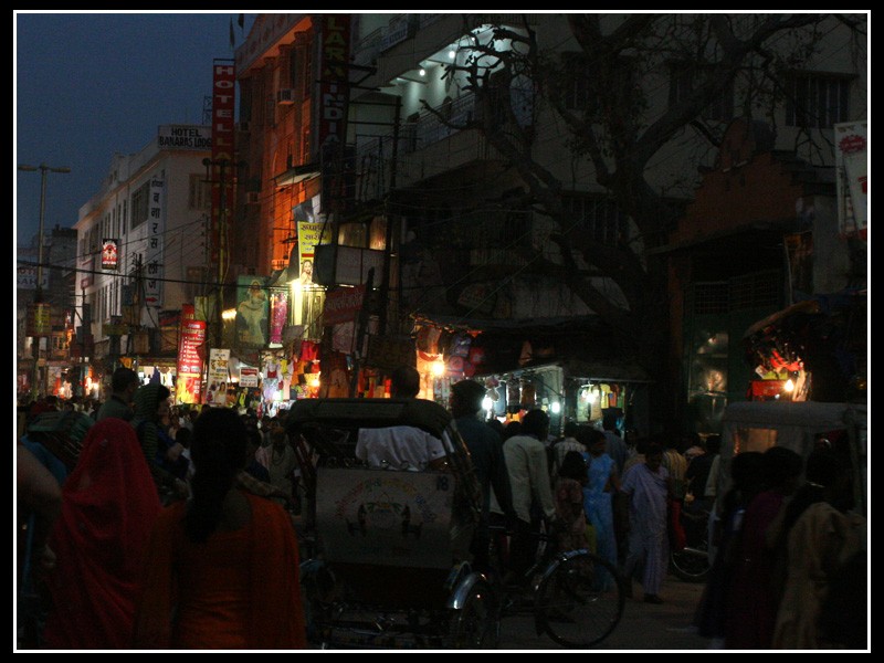 Benares de noche