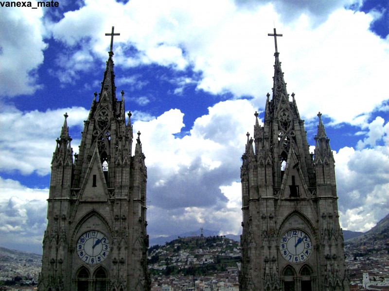 Las Torres casi gemelas de la Basilica de Quito