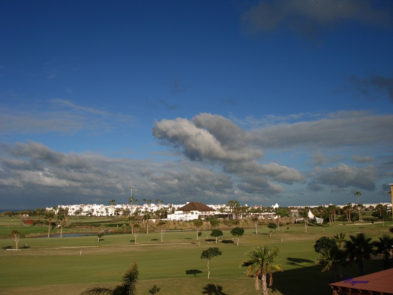 nubes sobre un campo de golf
