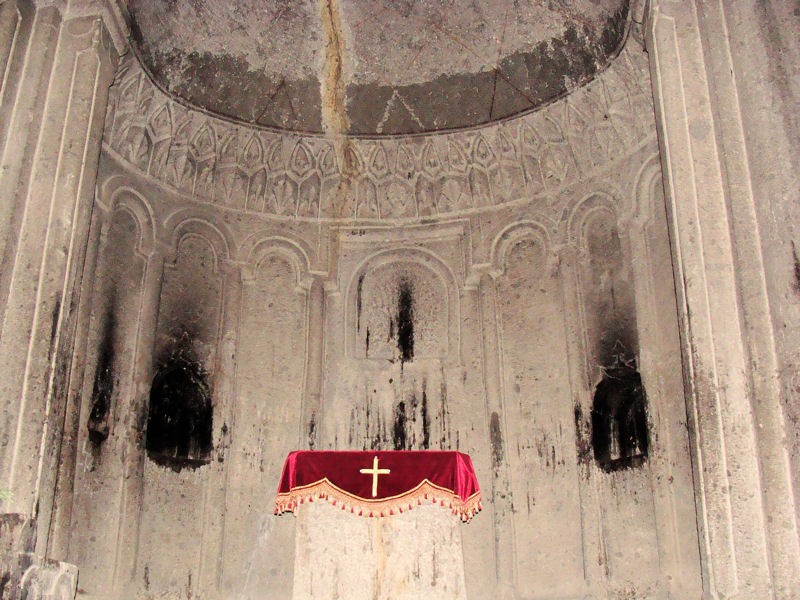 Interior de la iglesia de Geghard , excavada en la roca