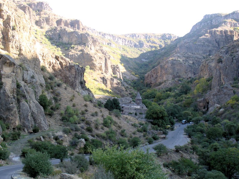 Iglesia de Geghard al fondo de un grandioso paisaje