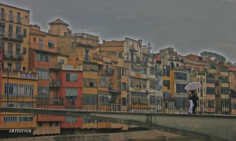 bajo la lluvia y sobre el puente