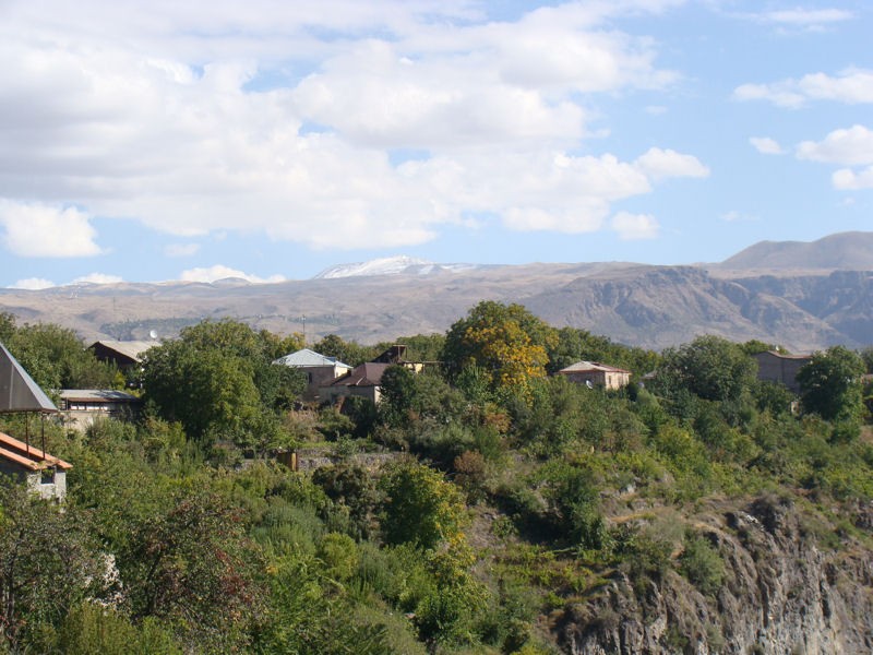 El pueblo de Garni en un promontorio