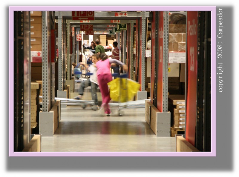 Familia de compras en Centro Comercial