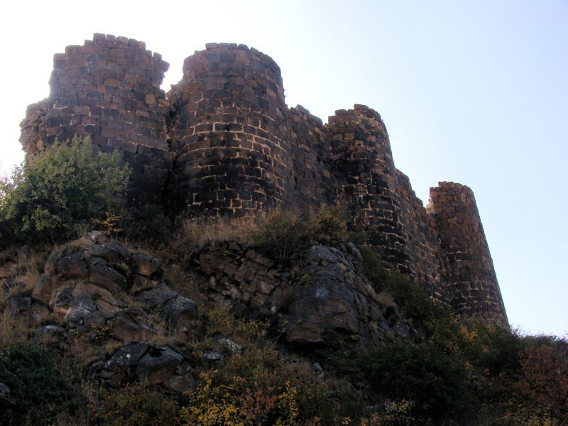 Otra perspectiva de la fortaleza de Amberd