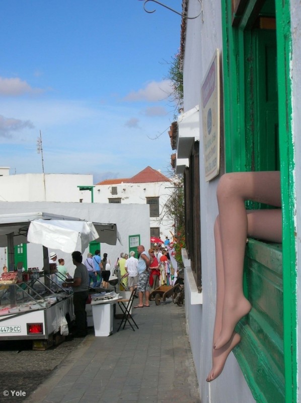 En la ventana esperando