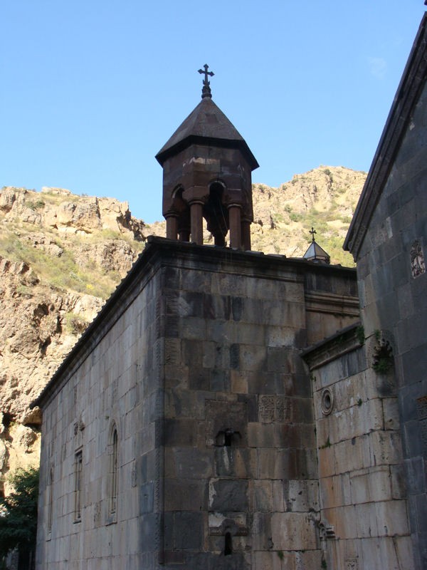 La iglesia de Geghard a la sombra de un imponente faralln rocoso