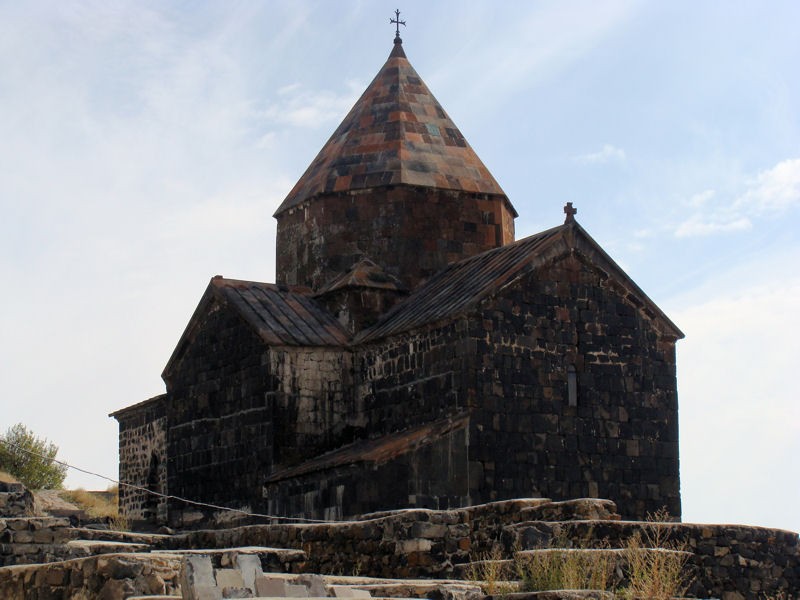 Monasterio Sevanavank en el lago Sevan