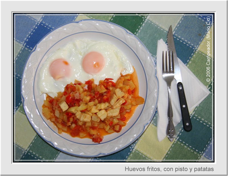 Huevos fritos, con pisto y patatas