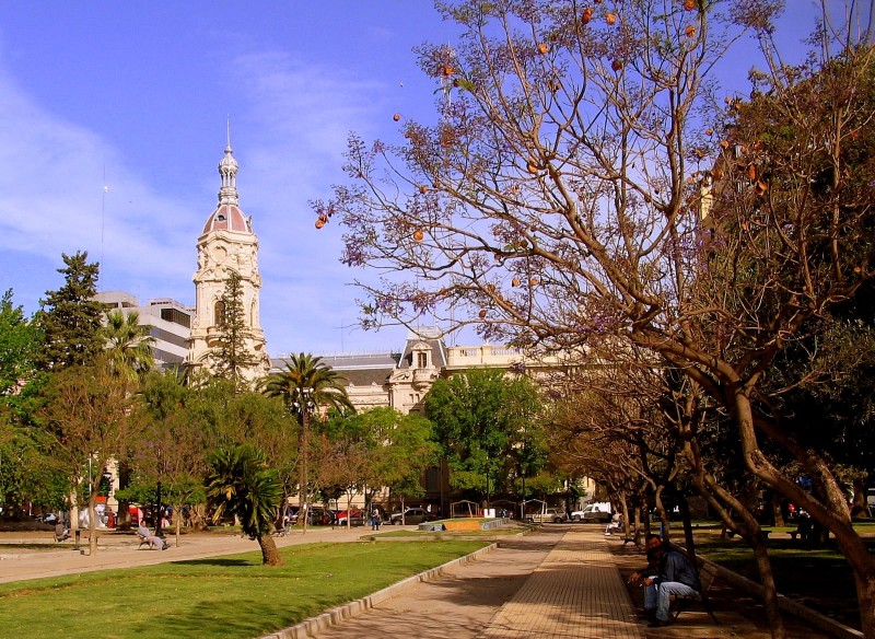 SENTADO EN LA PLAZA