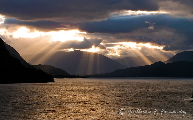 Rayos de luz sobre el lago