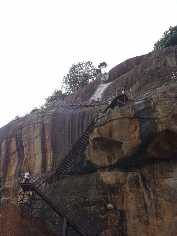 Las interminables escaleras para ascender a la cima de la roca del Len