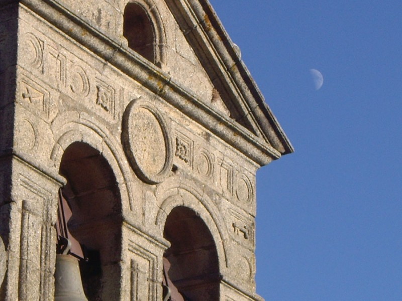 la luna se asoma