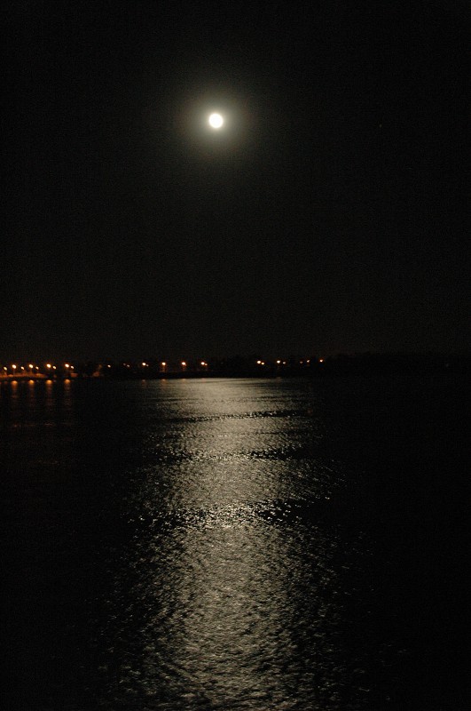 La luna en el Nilo riela....